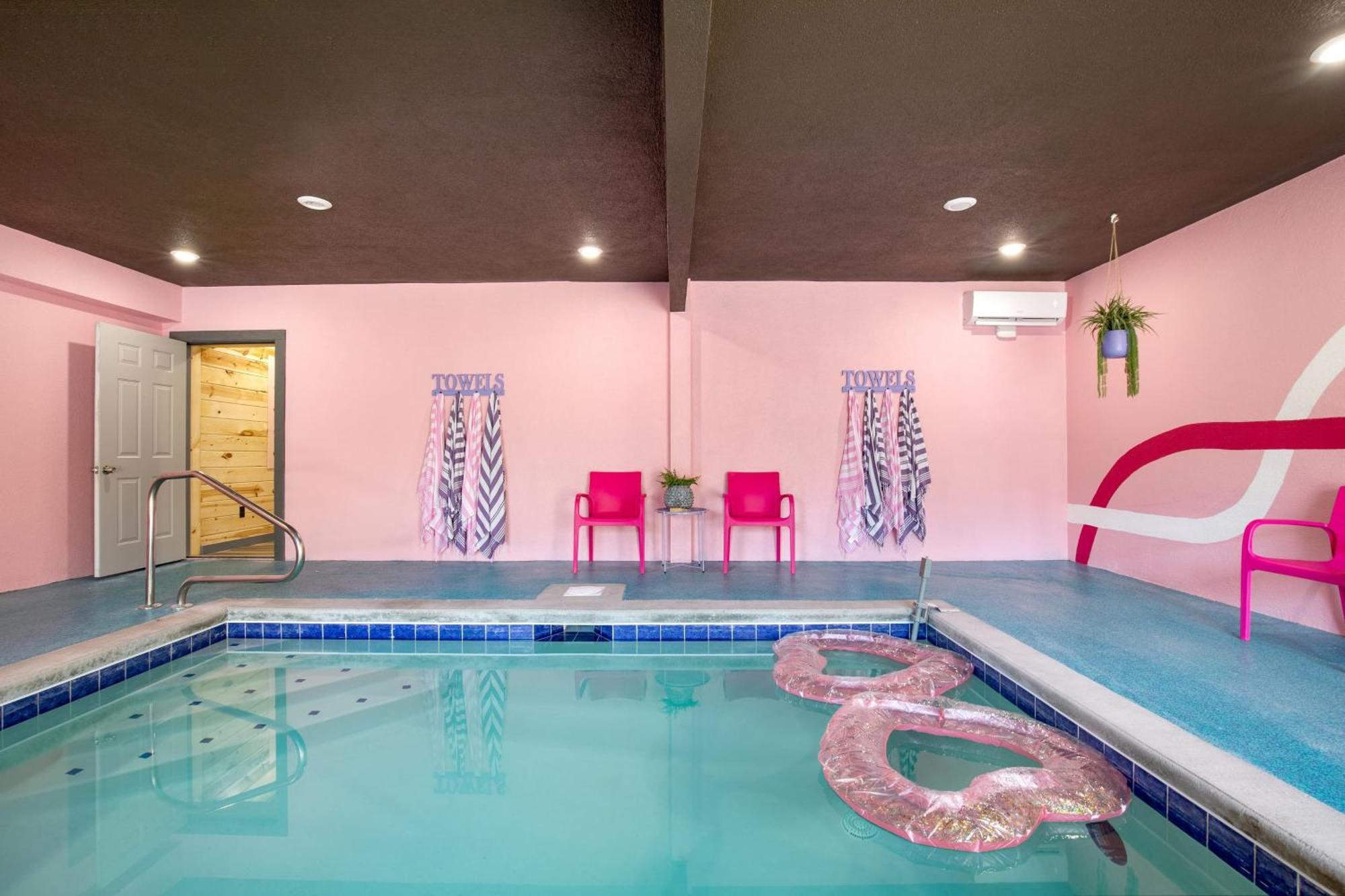 פיג'ן פורג' Pink Pines Avantstay Luxury Aesthetic Dream Home Indoor Pool Hot Tub מראה חיצוני תמונה